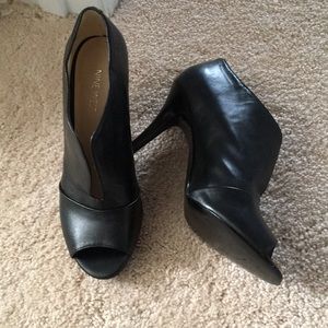 Nine West black leather  Artissa heel